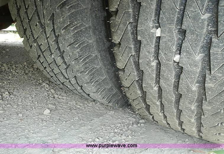 image for item I3555 2005 Ford E450 Super Duty bus