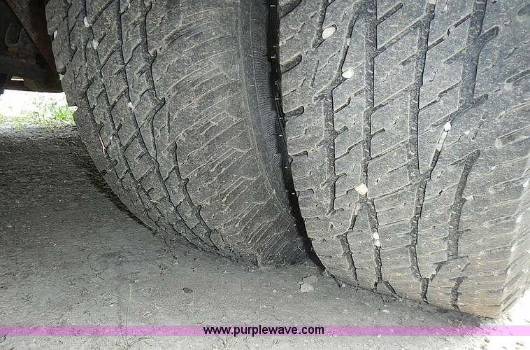 image for item I3555 2005 Ford E450 Super Duty bus