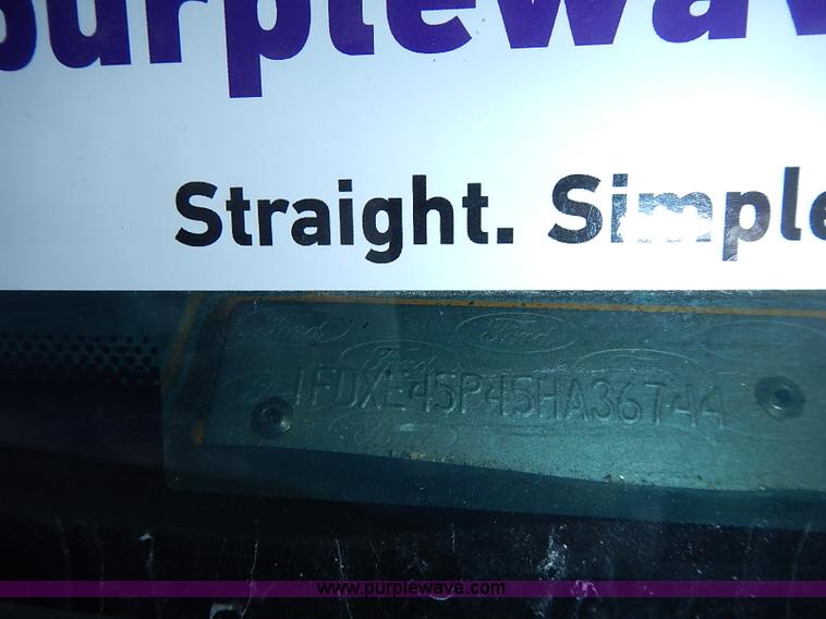 image for item I3555 2005 Ford E450 Super Duty bus