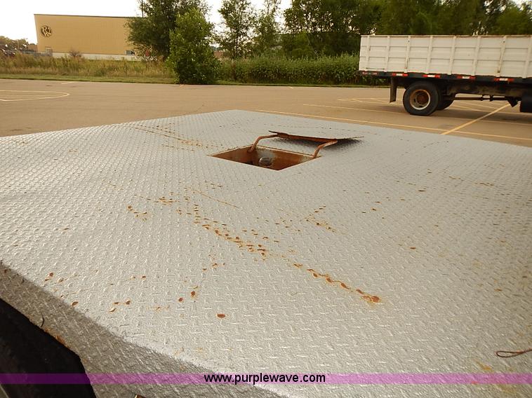 image for item I5493 2005 Dodge Ram 3500 Big Horn Edition Quad Cab flatbed truck