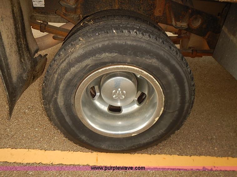 image for item I5493 2005 Dodge Ram 3500 Big Horn Edition Quad Cab flatbed truck