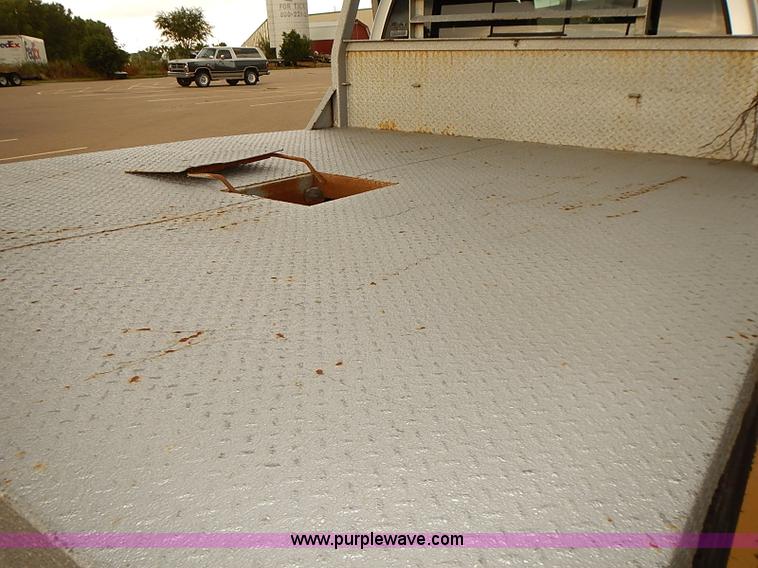 image for item I5493 2005 Dodge Ram 3500 Big Horn Edition Quad Cab flatbed truck