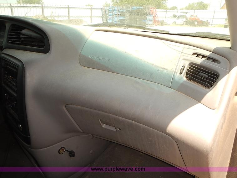 image for item I9384 1999 Ford Windstar LX van