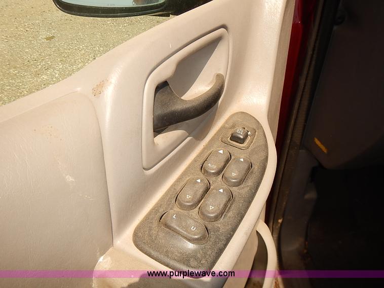 image for item I9384 1999 Ford Windstar LX van