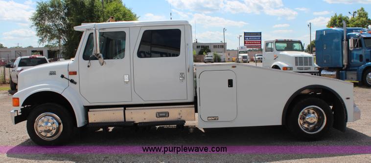 image for item J1141 2001 International 4700 Crew Cab flatbed truck