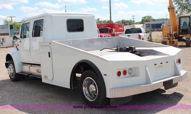 image for item J1141 2001 International 4700 Crew Cab flatbed truck
