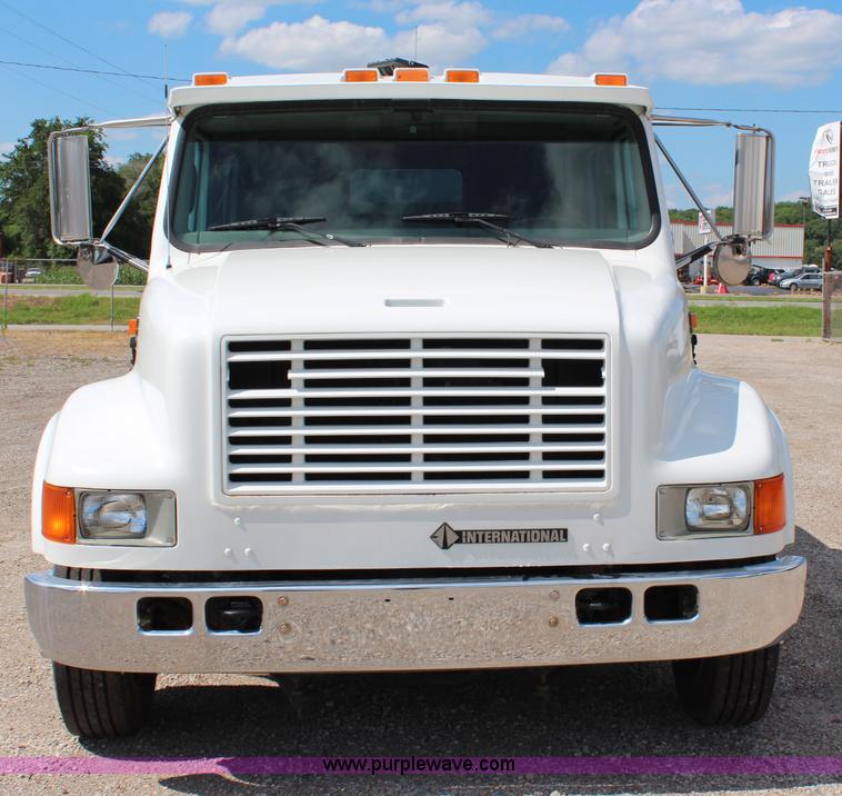 image for item J1141 2001 International 4700 Crew Cab flatbed truck