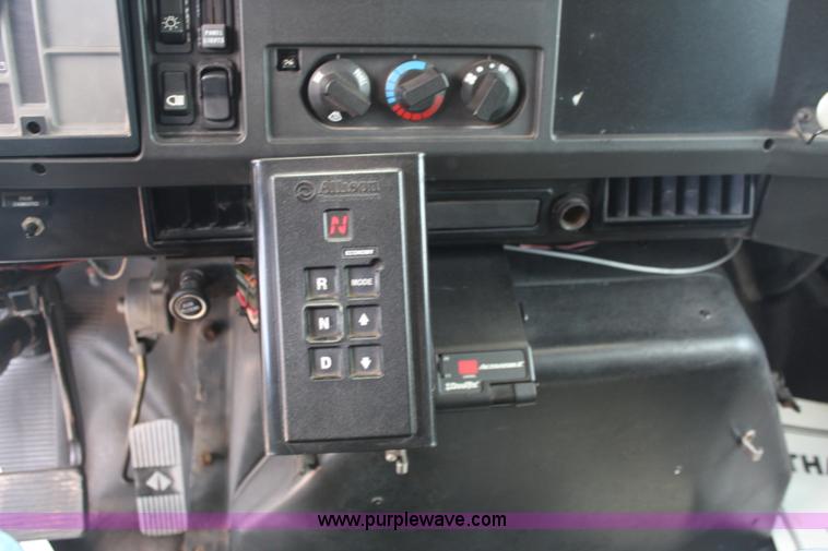 image for item J1141 2001 International 4700 Crew Cab flatbed truck