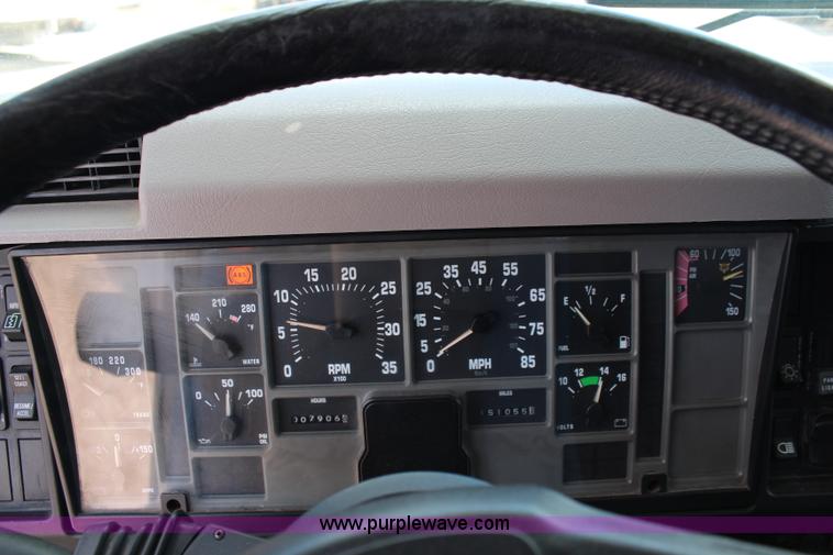 image for item J1141 2001 International 4700 Crew Cab flatbed truck