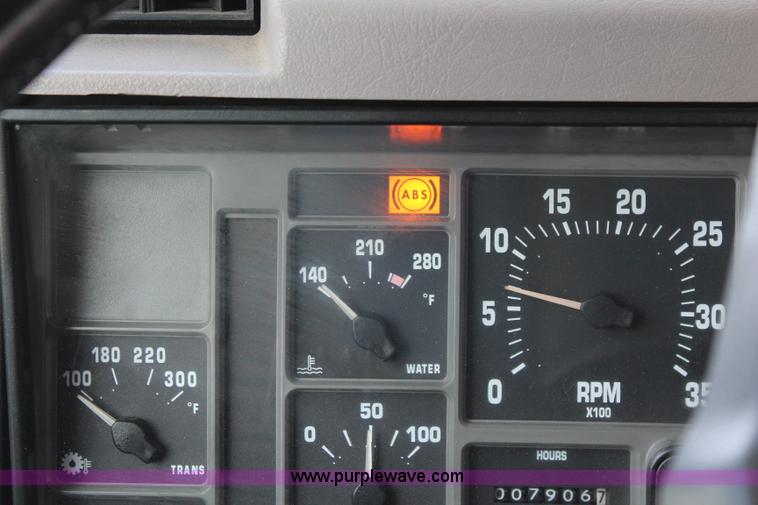 image for item J1141 2001 International 4700 Crew Cab flatbed truck