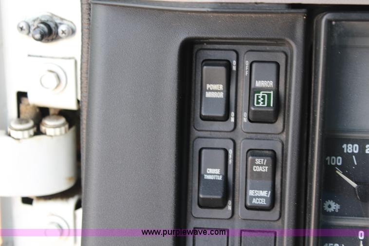 image for item J1141 2001 International 4700 Crew Cab flatbed truck