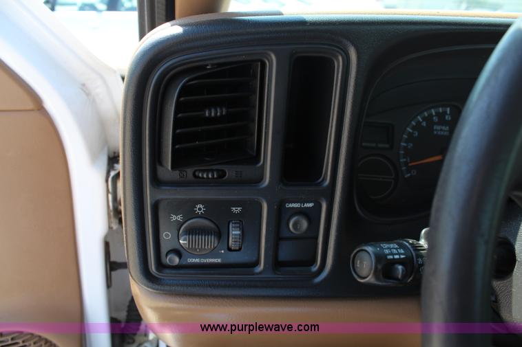 image for item J2018 1999 Chevrolet Silverado 1500 pickup truck