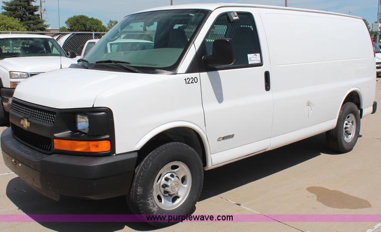 image for item J2019 2006 Chevrolet Express 3500 Cargo van