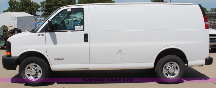 image for item J2019 2006 Chevrolet Express 3500 Cargo van