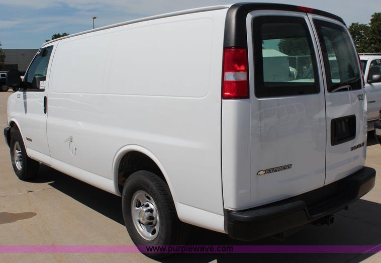 image for item J2019 2006 Chevrolet Express 3500 Cargo van