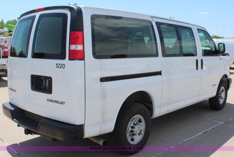 image for item J2019 2006 Chevrolet Express 3500 Cargo van