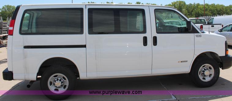image for item J2019 2006 Chevrolet Express 3500 Cargo van