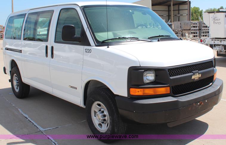image for item J2019 2006 Chevrolet Express 3500 Cargo van