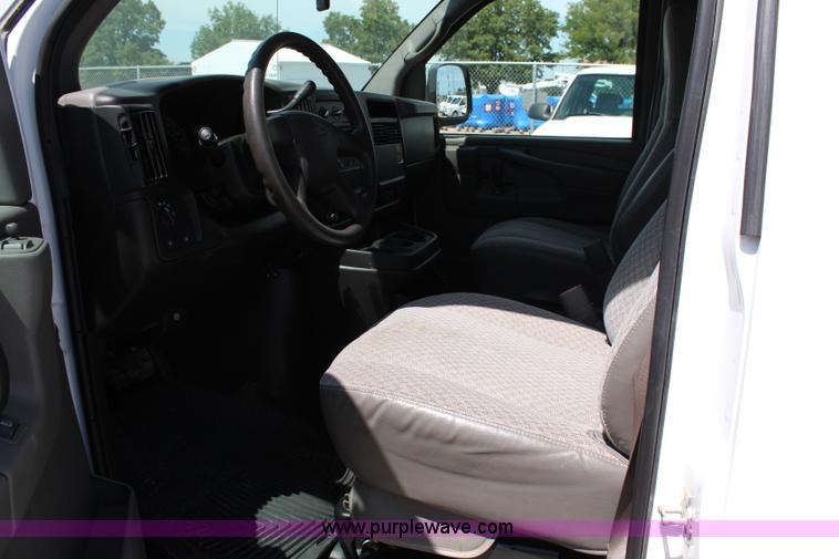 image for item J2019 2006 Chevrolet Express 3500 Cargo van