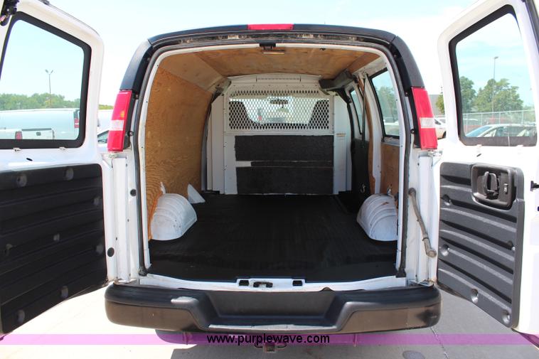 image for item J2019 2006 Chevrolet Express 3500 Cargo van
