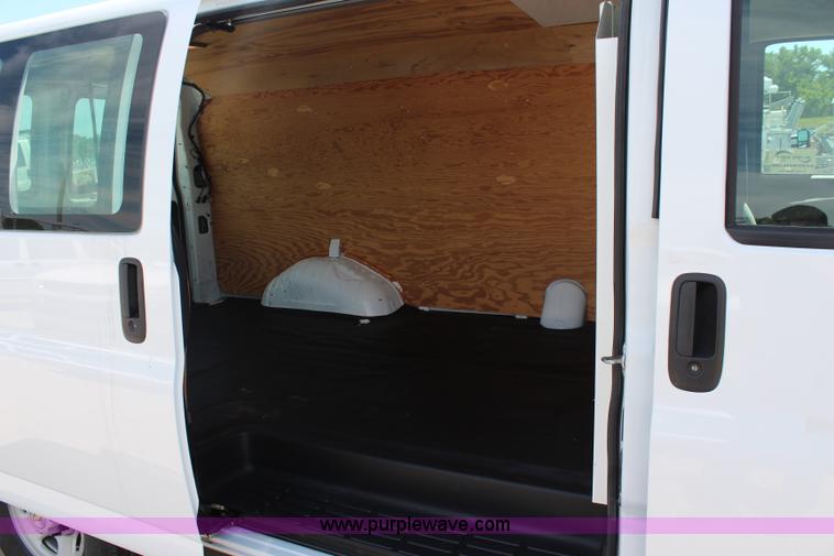 image for item J2019 2006 Chevrolet Express 3500 Cargo van