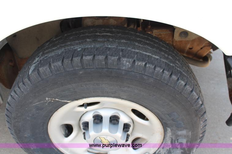 image for item J2019 2006 Chevrolet Express 3500 Cargo van