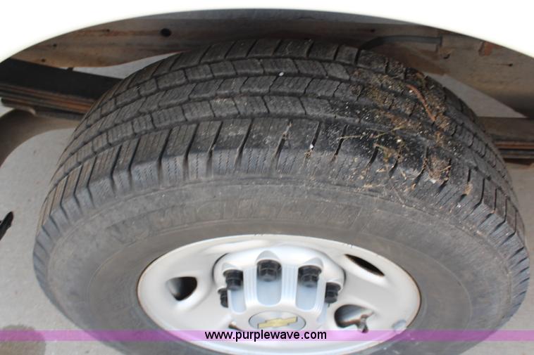 image for item J2019 2006 Chevrolet Express 3500 Cargo van