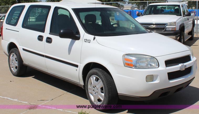 image for item J2020 2006 Chevrolet Uplander cargo van