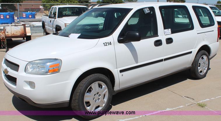 image for item J2021 2006 Chevrolet Uplander cargo van