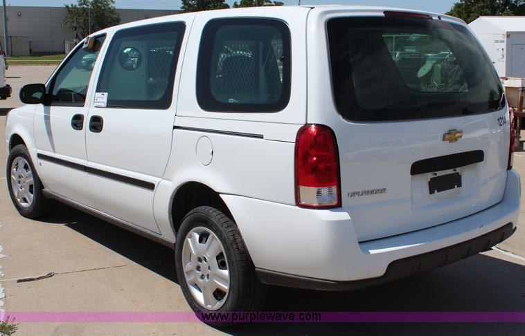 image for item J2021 2006 Chevrolet Uplander cargo van