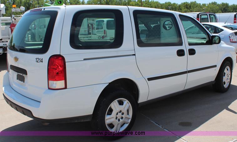 image for item J2021 2006 Chevrolet Uplander cargo van
