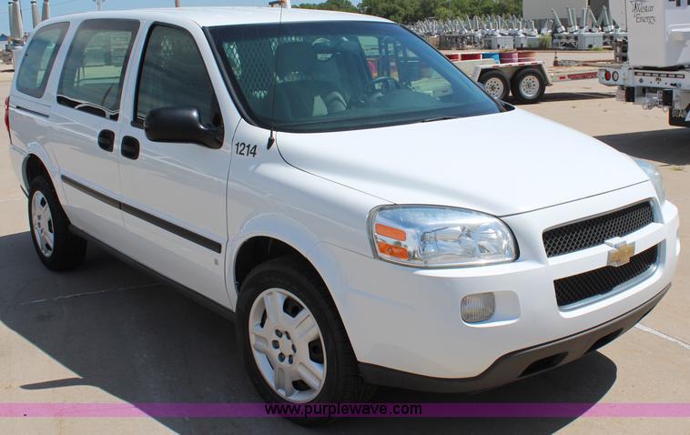 image for item J2021 2006 Chevrolet Uplander cargo van