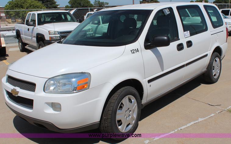 image for item J2021 2006 Chevrolet Uplander cargo van