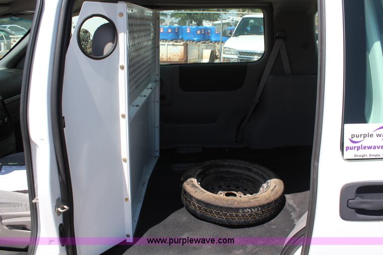 image for item J2021 2006 Chevrolet Uplander cargo van