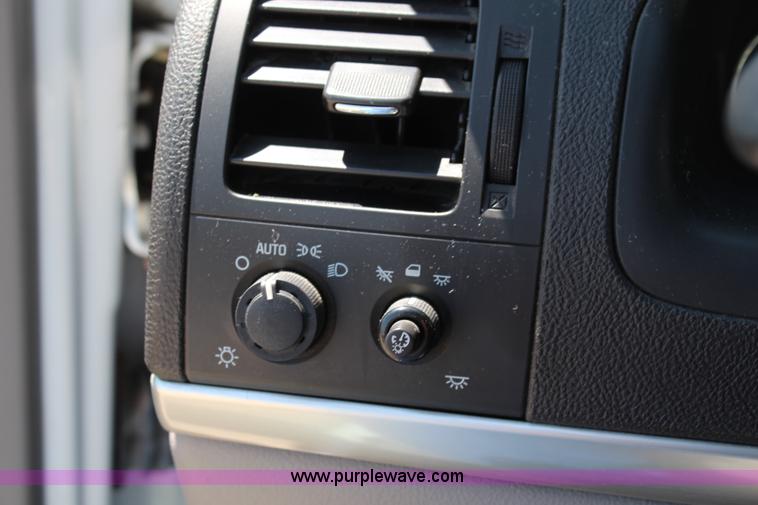 image for item J2021 2006 Chevrolet Uplander cargo van