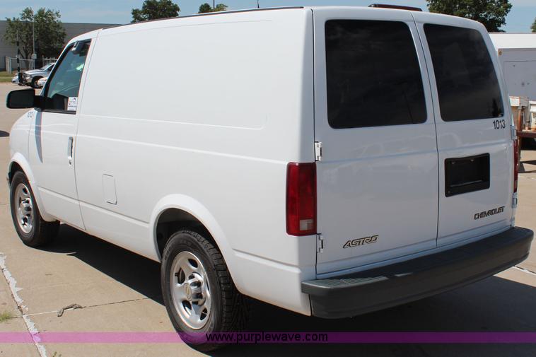image for item J2022 2005 Chevrolet Astro Cargo van