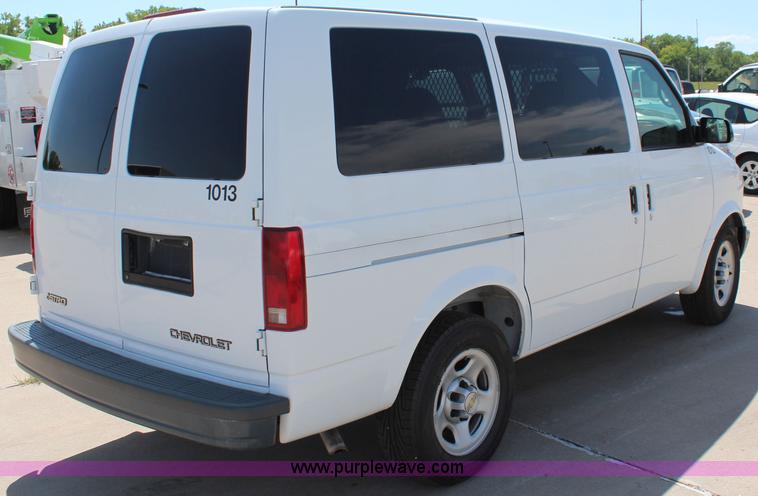 image for item J2022 2005 Chevrolet Astro Cargo van
