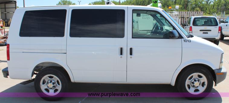 image for item J2022 2005 Chevrolet Astro Cargo van