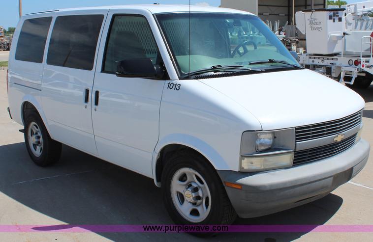 image for item J2022 2005 Chevrolet Astro Cargo van