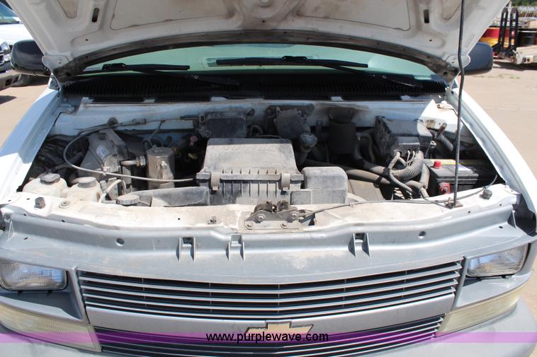 image for item J2022 2005 Chevrolet Astro Cargo van