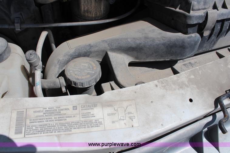 image for item J2022 2005 Chevrolet Astro Cargo van