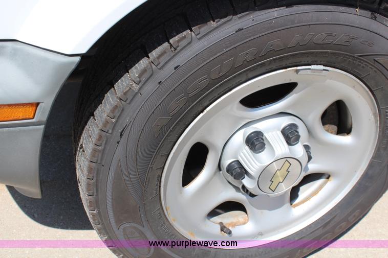 image for item J2022 2005 Chevrolet Astro Cargo van