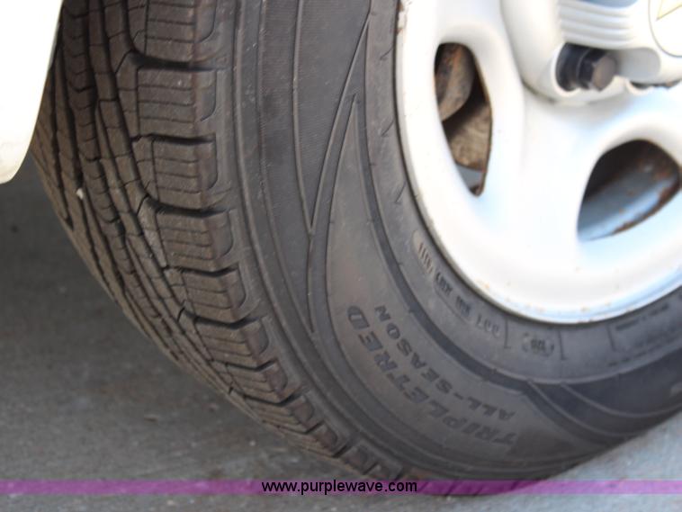 image for item J2022 2005 Chevrolet Astro Cargo van