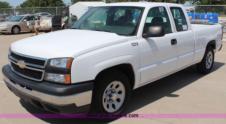 image for item J2043 2006 Chevrolet Silverado 1500 Ext. Cab pickup truck