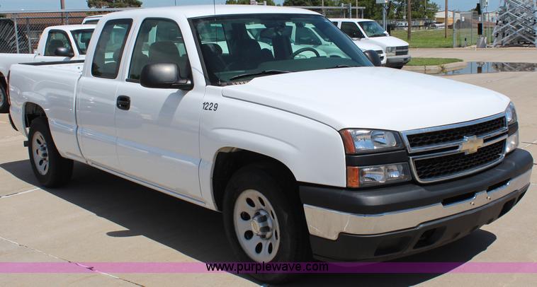 image for item J2043 2006 Chevrolet Silverado 1500 Ext. Cab pickup truck