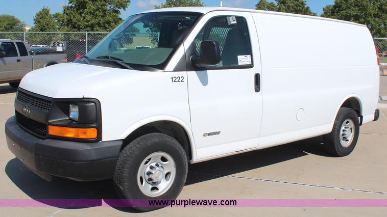 image for item J2046 2006 Chevroelt Express 3500 cargo van