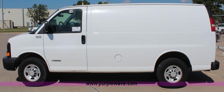 image for item J2046 2006 Chevroelt Express 3500 cargo van