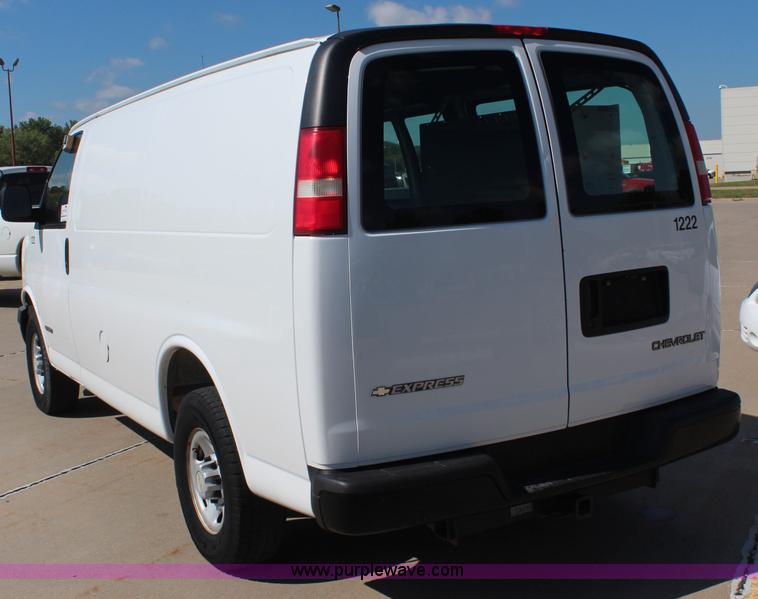 image for item J2046 2006 Chevroelt Express 3500 cargo van