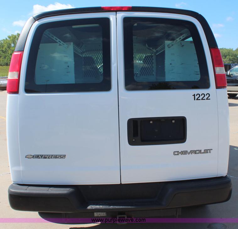 image for item J2046 2006 Chevroelt Express 3500 cargo van