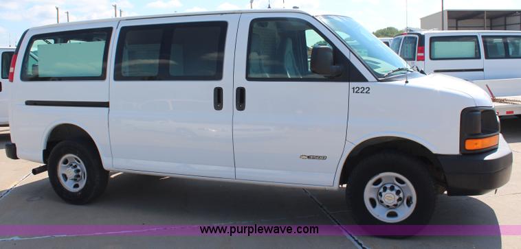 image for item J2046 2006 Chevroelt Express 3500 cargo van